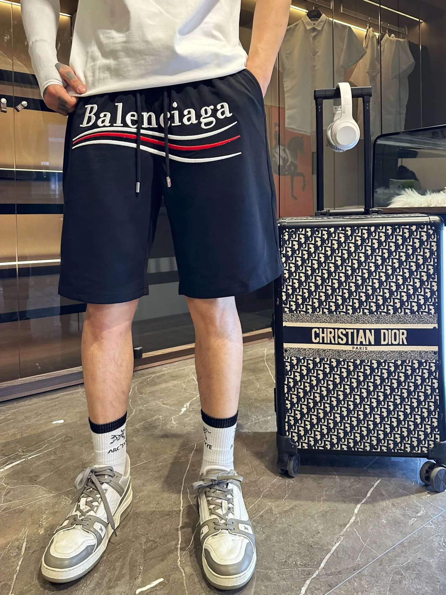 Balenciaga's three-standard complete 2026 summer New Arrival men's casual shorts, advanced custom-made Breathable fabric, Breathable fabric, extremely stretchy and comfortable, impeccable details, top-grade accessories, original logo design concept, delicate and soft feel! The upper body fit is awesome! Size: M-XXXL Please state your height and weight when ordering